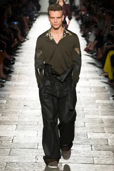 Look 24